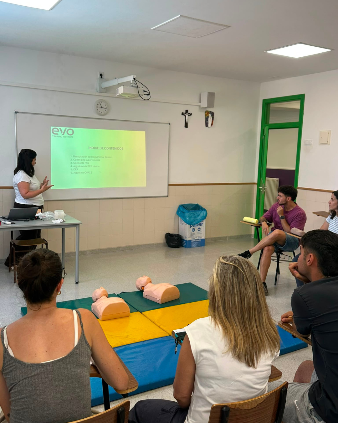 Formación en RCP, atragantamiento y DEA para profesores: cómo preparar centros educativos más seguros